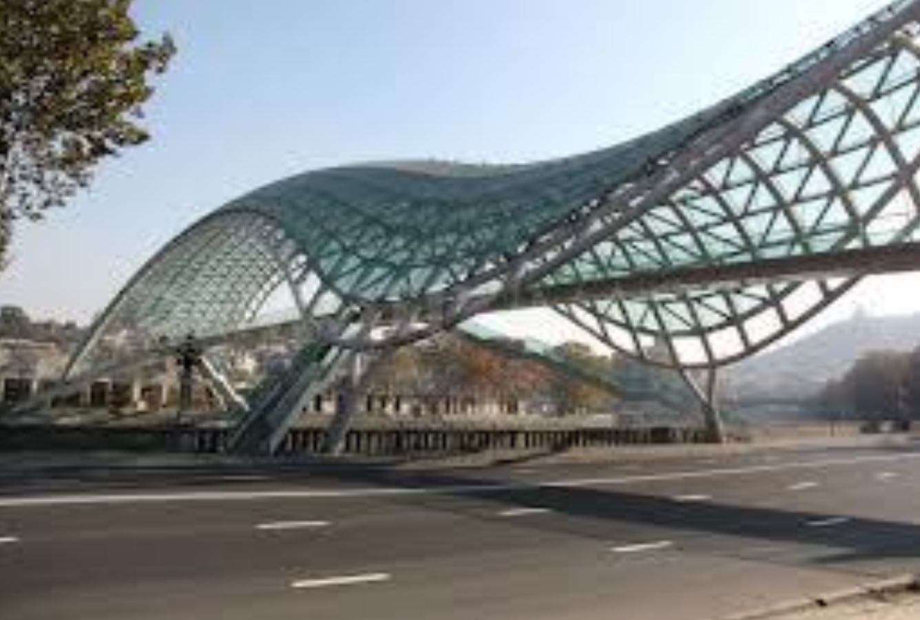 Friedensbruecke-in-Tbilisi-Quelle-Georgienreisen
