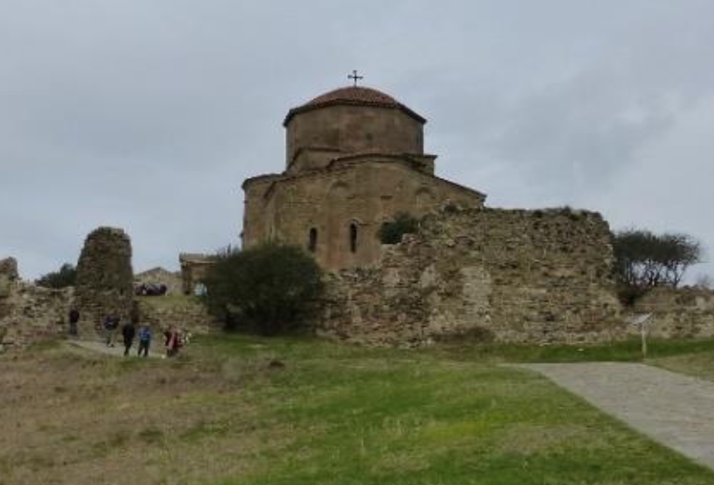 Jwari-Kirche-Quelle-Georgienreisen