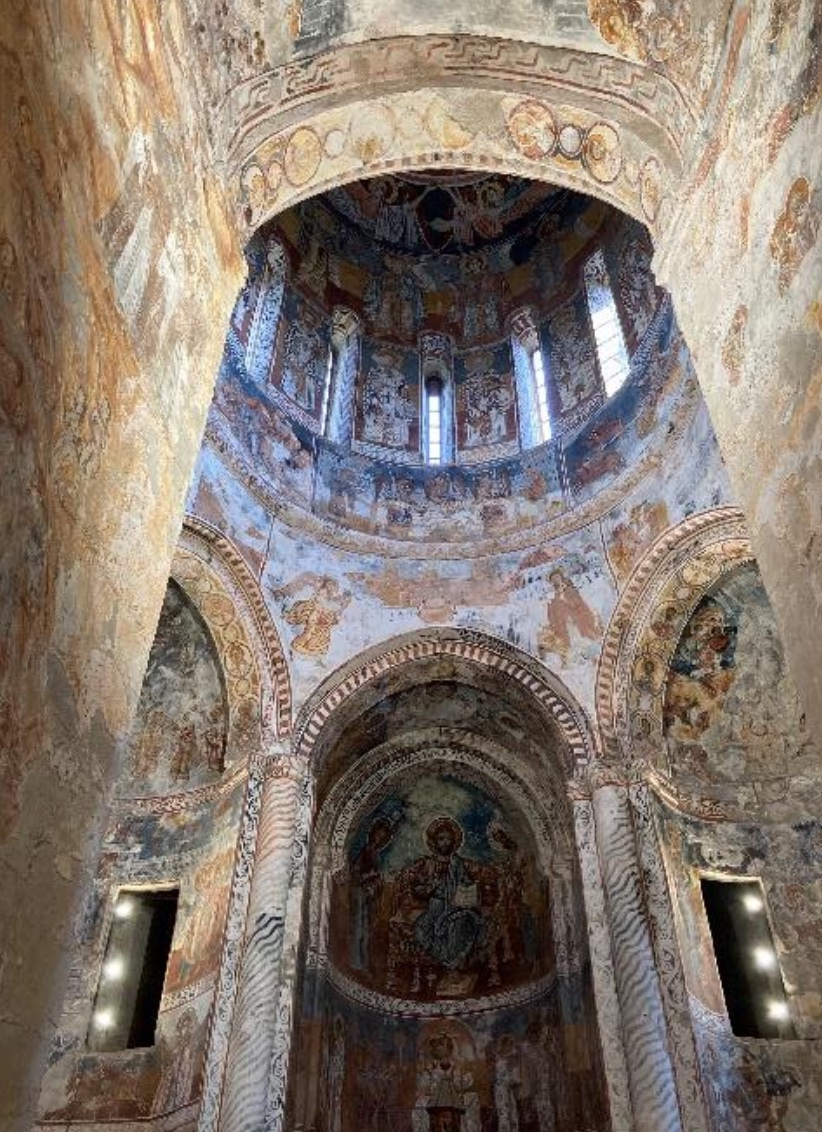 Kircheninneraum-Quelle-Georgienreisen